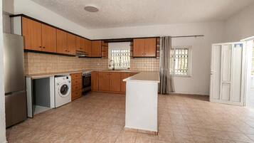 Fridge, oven, stovetop, coffee/tea maker