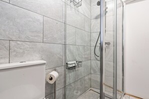 Shower, hair dryer, towels, toilet paper - Cosy 2BR Home Minutes from Maryland Station (London)