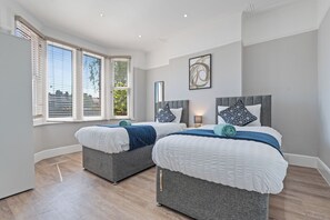 Iron/ironing board, WiFi, bed sheets - Cosy 2BR Home Minutes from Maryland Station (London)