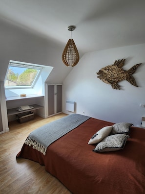 Een strijkplank/strijkijzer, wifi, beddengoed