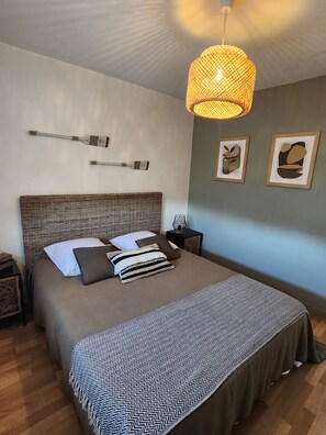 Tabla de planchar con plancha, wifi y ropa de cama 