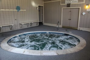 Spa - Pet-Friendly, On Shuttle Route, W/D, Near Rec Center, Trails & Bowling Alley (Mammoth Lakes)