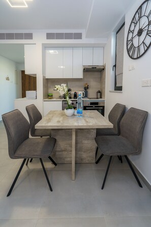 Studio Suite Comfort, balkon, pemandangan pantai | Dapur pribadi