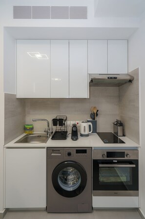 Comfort Studio Suite, Balcony, Beach View | Private kitchen - Mackenzie Sea View Studio (Larnaca)