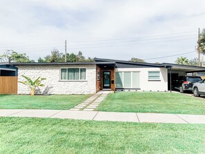 Exterior - Renovated Mid-Century Modern 3 bedroom Home with Fenced In Backyard in Orlando (Orlando)