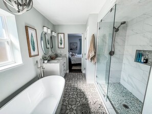 Bathroom - Renovated Mid-Century Modern 3 bedroom Home with Fenced In Backyard in Orlando (Orlando)