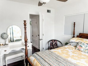 Room - Renovated Mid-Century Modern 3 bedroom Home with Fenced In Backyard in Orlando (Orlando)