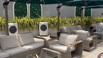 Una piscina al aire libre