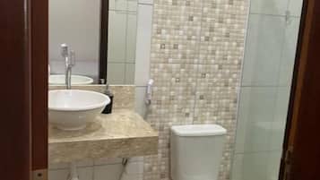 Chuveiro, produtos de toalete grátis, toalhas de banho, papel higiênico