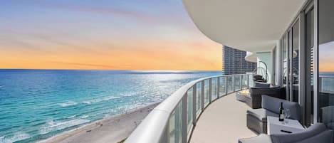 Suite Deluxe, balcón, vista al mar | Vista a la playa o el mar