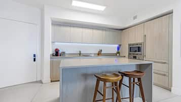Deluxe Suite, Balcony, Sea View | Private kitchen
