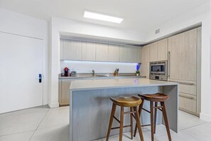 Deluxe Suite, Balcony, Sea View | Private kitchen | Mini-fridge, microwave, oven, stovetop - Lyfe Resort Hollywood Florida (Hollywood)