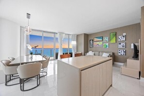 Suite Deluxe, balcon, vue mer | Restauration