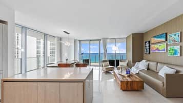 Deluxe Suite, Balcony, Sea View | Living area