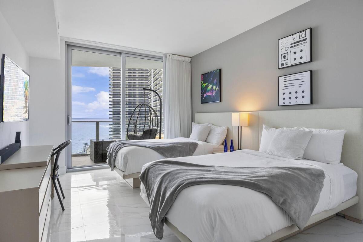 Deluxe Suite, Balcony, Sea View | WiFi (free), bed sheets