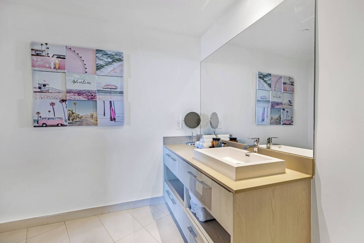 Deluxe Suite, Balcony, Sea View | Bathroom | Rainfall showerhead, free toiletries, hair dryer, towels