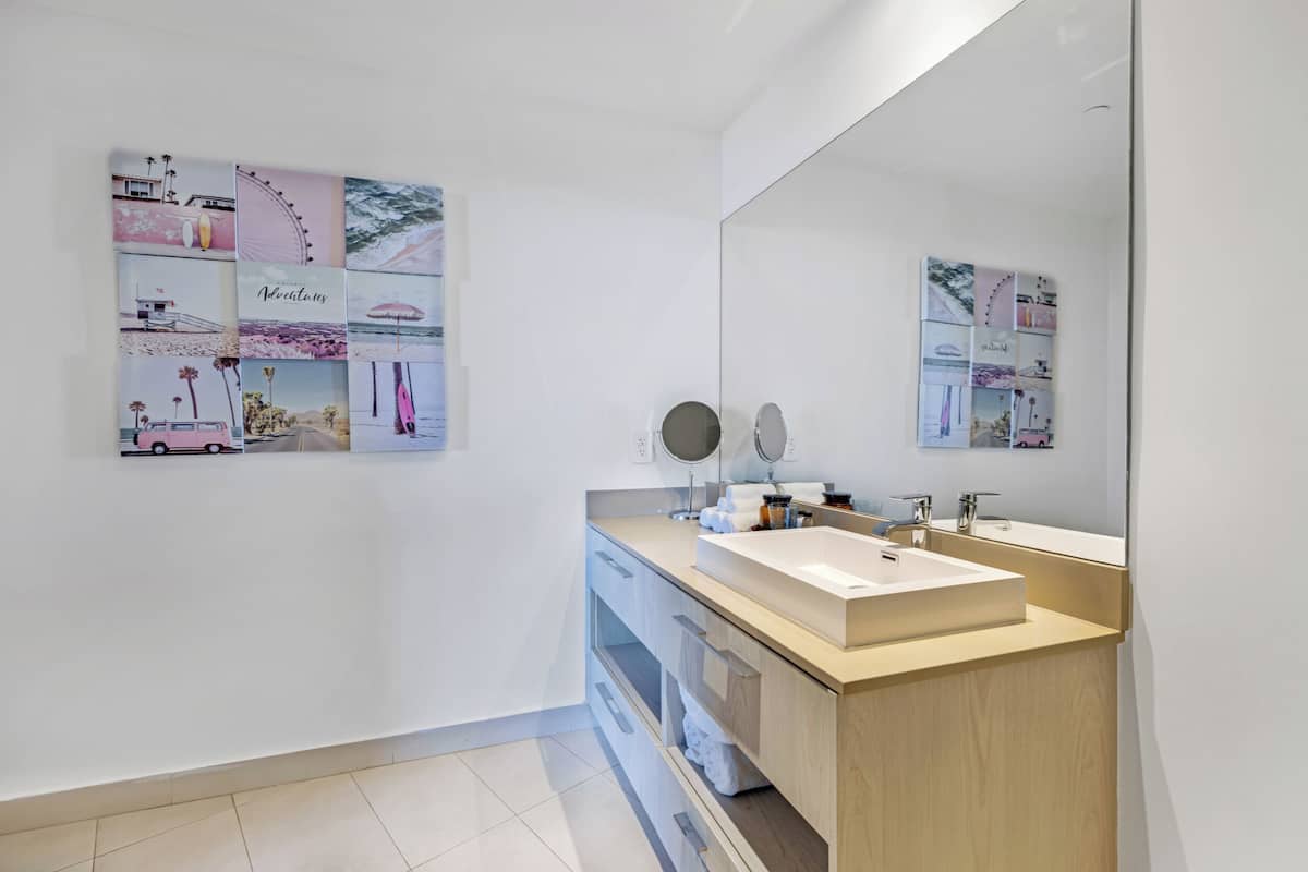 Deluxe Suite, Balcony, Sea View | Bathroom | Free toiletries, hair dryer, towels, soap