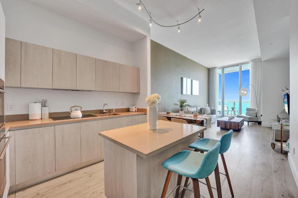 Deluxe Studio Suite, Balcony, Sea View | Private kitchen | Mini-fridge, microwave, oven, stovetop