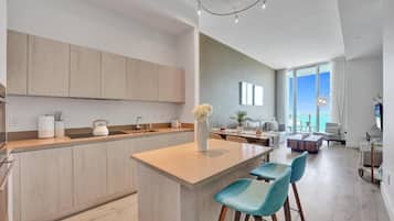 Deluxe Studio Suite, Balcony, Sea View | Private kitchen | Mini-fridge, microwave, oven, stovetop