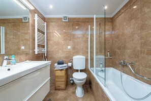 Apartment, Balkon, Meerblick | Badezimmer