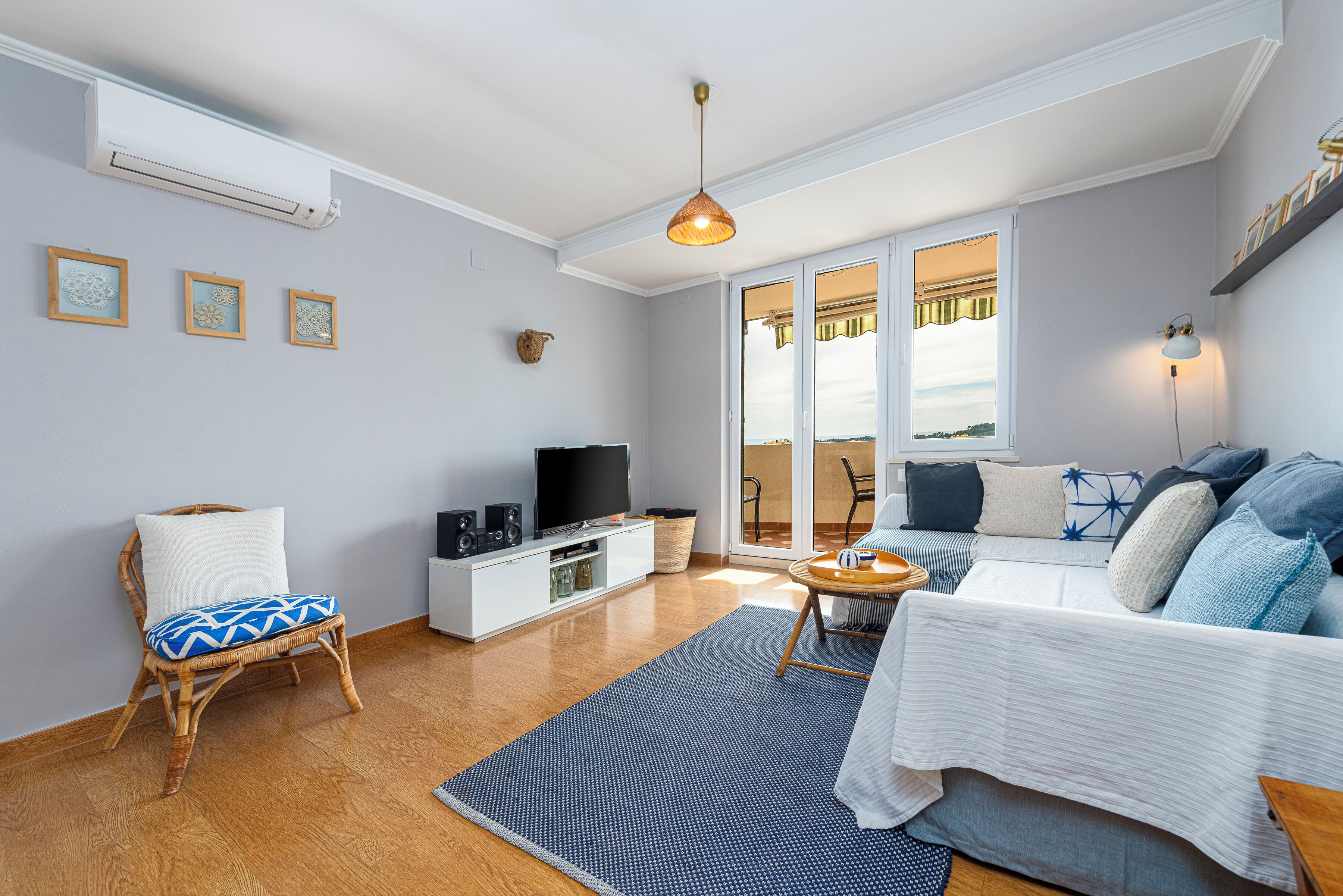Apartamento, balcón, vistas al mar | Zona de estar | Smart TV de 43 pulgadas con canales por satélite