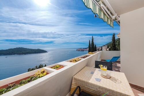 Golden Cove Apartment