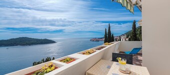 Golden Cove Apartment