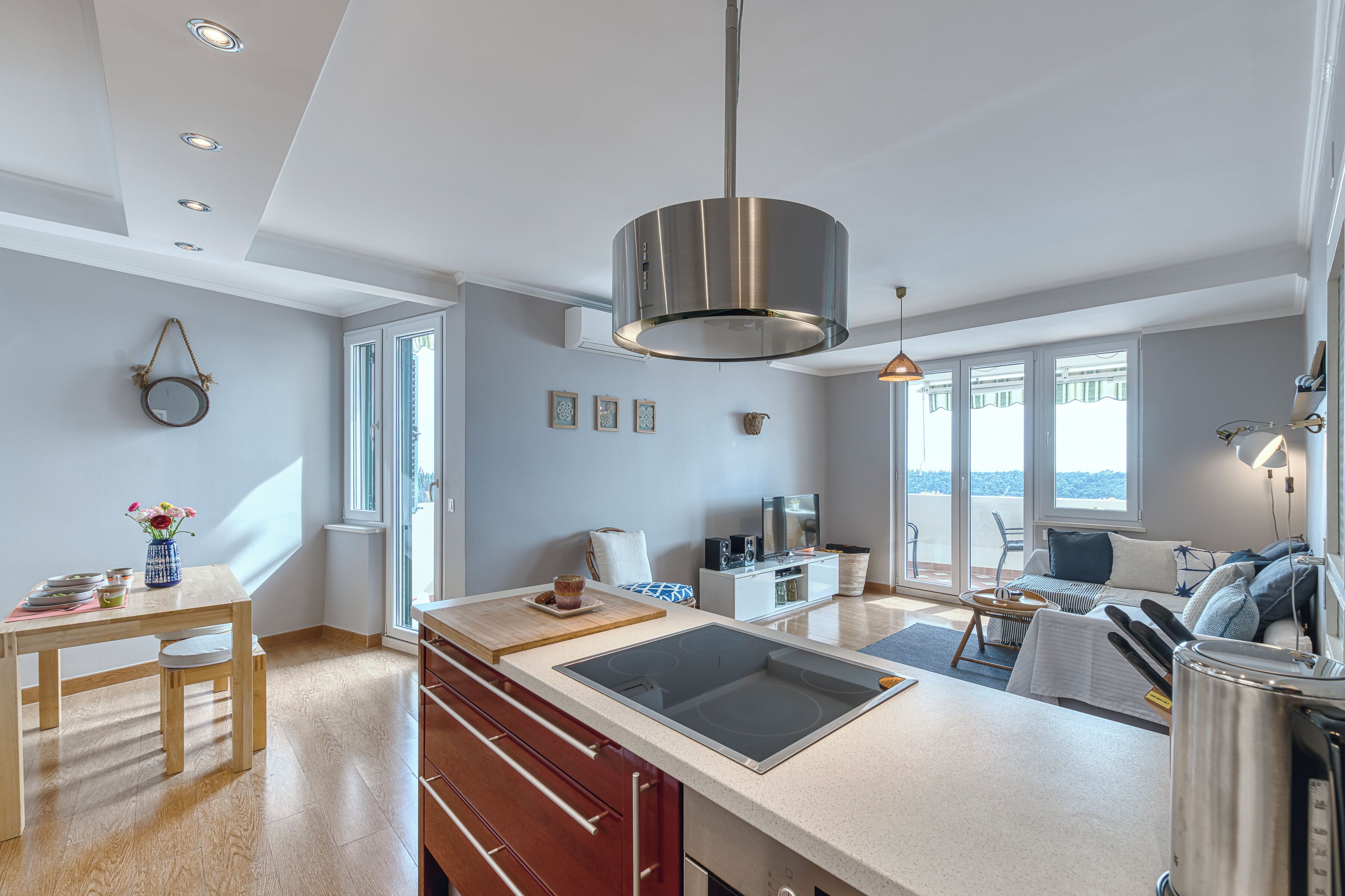 Apartment, Balkon, Meerblick | Wohnbereich | 43-Zoll-Smart-TV mit Satellitenempfang