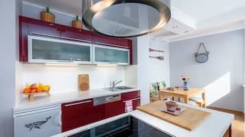 Apartment, Balkon, Meerblick | Eigene Küche | Wasserkocher mit Kaffee-/Teezubehör, Wasserkocher