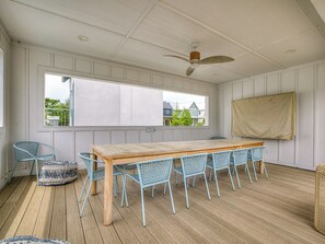 Outdoor dining - North Gable- Bunkhouse in Steele Park with Private Pool and Hot Tub access (Carlton Landing)