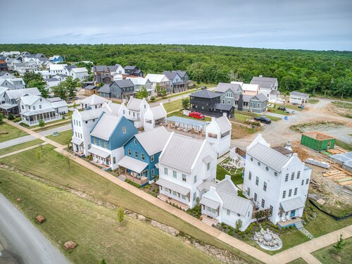 North Gable- Bunkhouse in Steele Park with Private Pool and Hot Tub access
