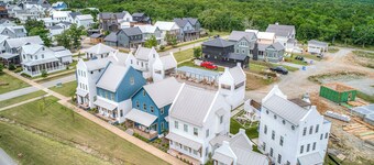 North Gable- Bunkhouse in Steele Park with Private Pool and Hot Tub access