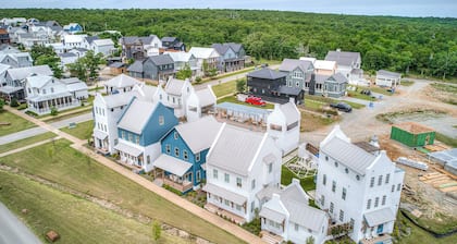 North Gable- Bunkhouse in Steele Park with Private Pool and Hot Tub access