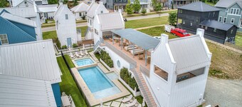 North Gable- Bunkhouse in Steele Park with Private Pool and Hot Tub access