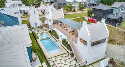 North Gable- Bunkhouse in Steele Park with Private Pool and Hot Tub access