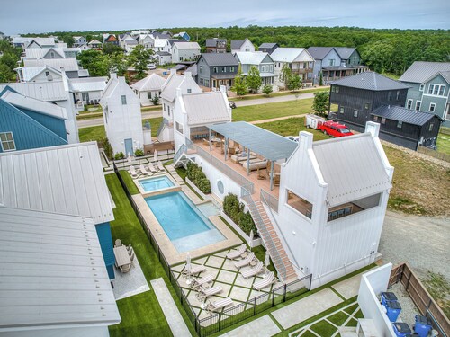 South Gable- Cozy Bunkhouse Retreat with Pool plus Hot Tub at Carlton Landing