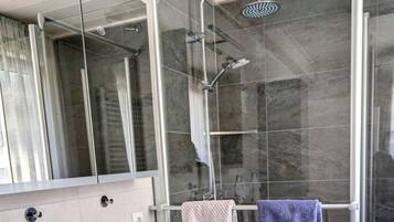 Dusche, Haartrockner, Handtücher