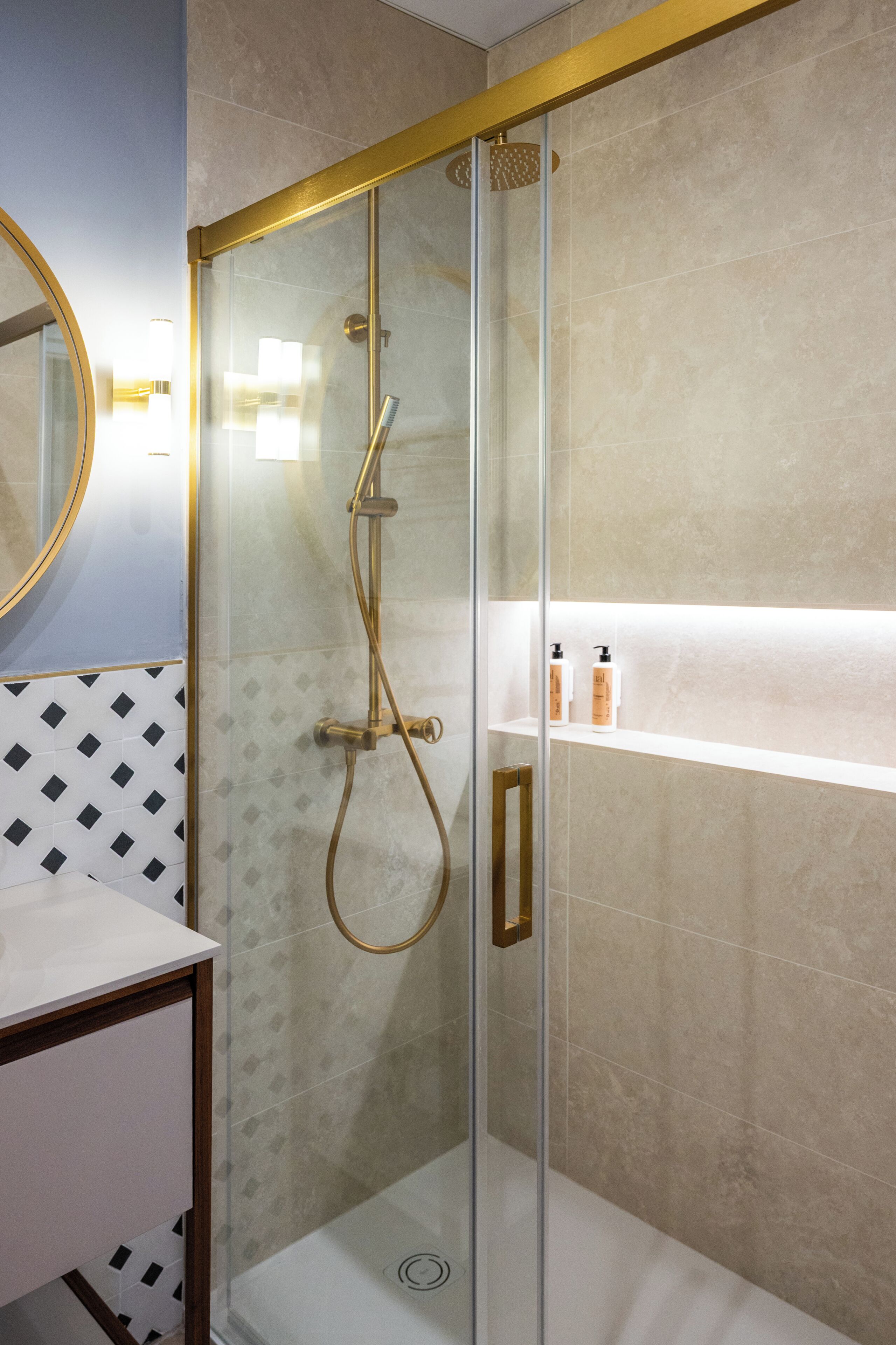 Douche, sèche-cheveux, serviettes fournies, savon