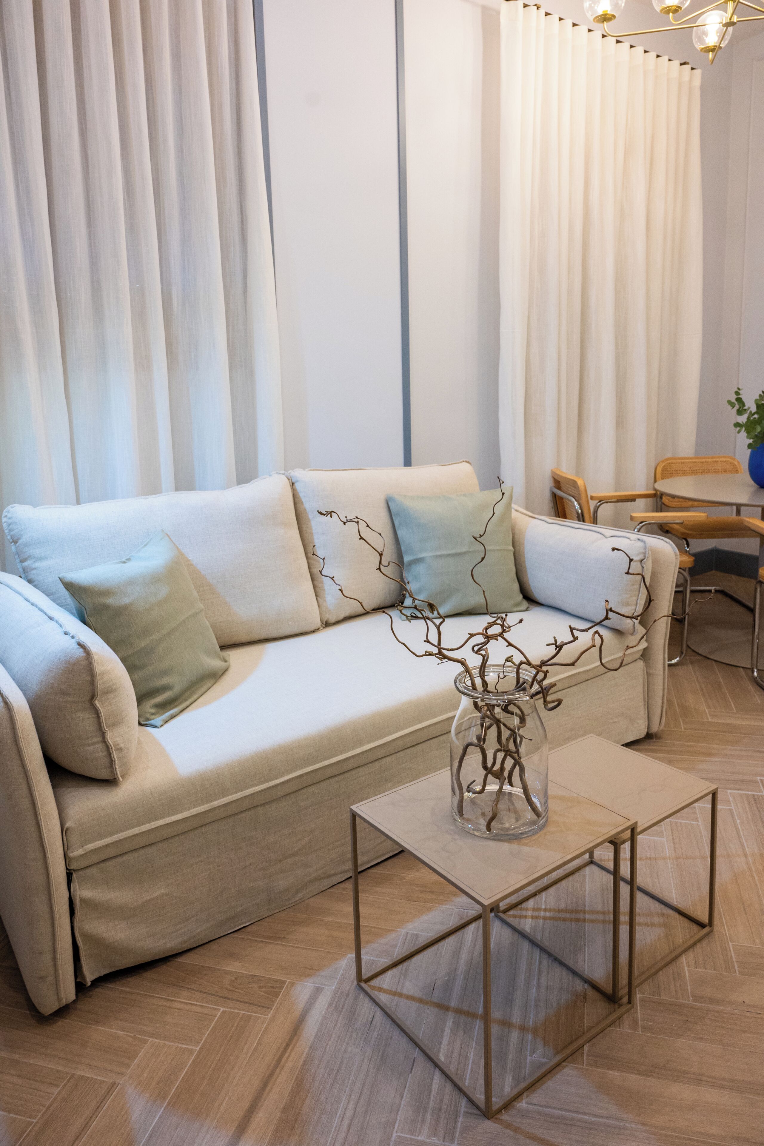 Ein modernes Wohnzimmer mit einer Couch, einem Couchtisch und einem Essbereich mit Stühlen und einem Tisch.
