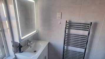 Een douche, een haardroger, handdoeken, zeep
