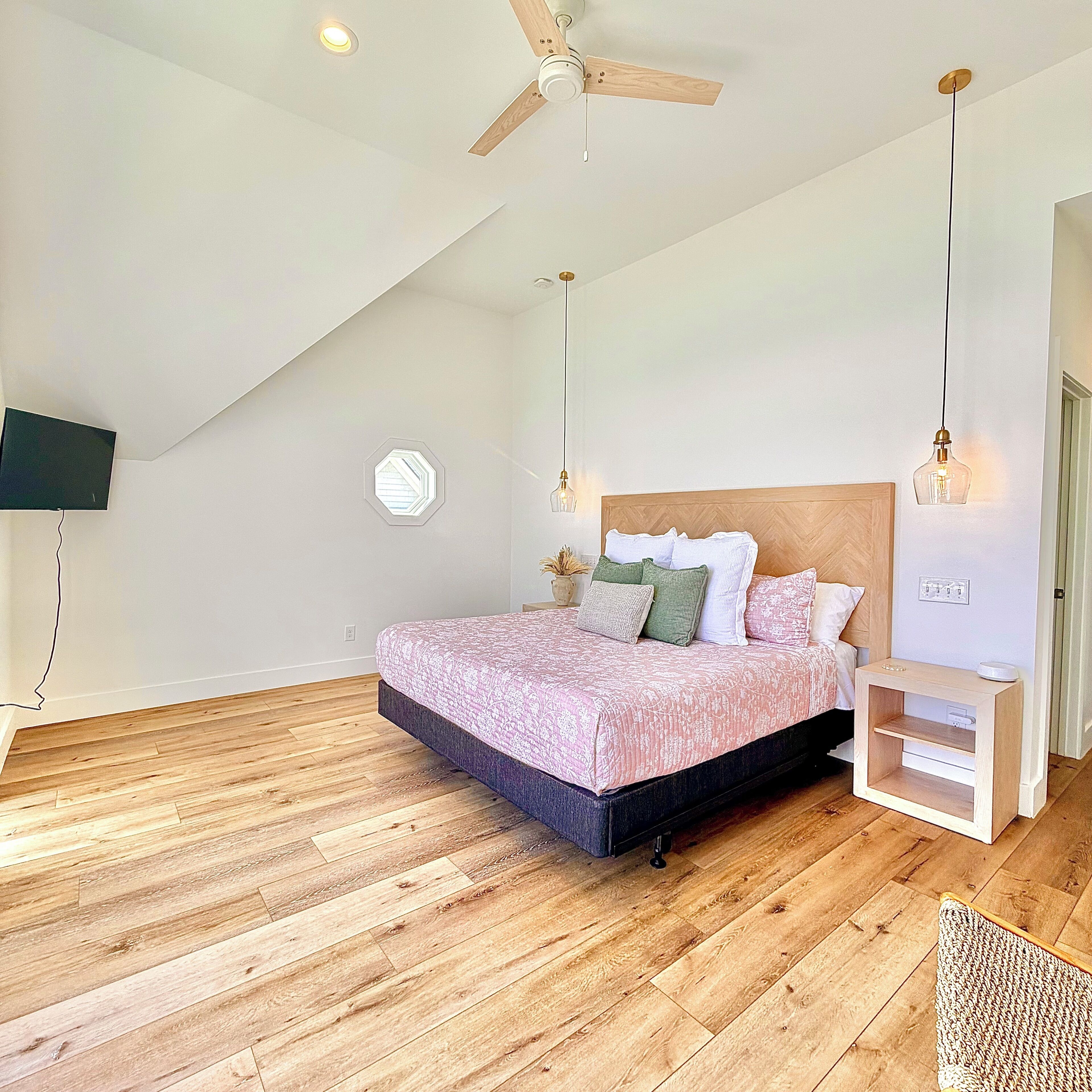 5 bedrooms, iron/ironing board, free WiFi, bed sheets