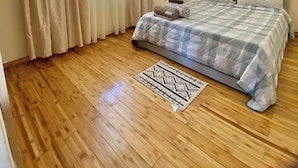 4 bedrooms, desk, iron/ironing board, travel cot