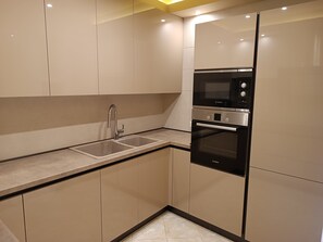 Deluxe Apartment, Courtyard View | Private kitchen - Zeus Luxury Suite in Nea Flogita (Flogita)