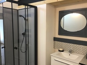 Hair dryer, towels, soap, toilet paper - Seasonal rental charming studio Vias village (Vias)