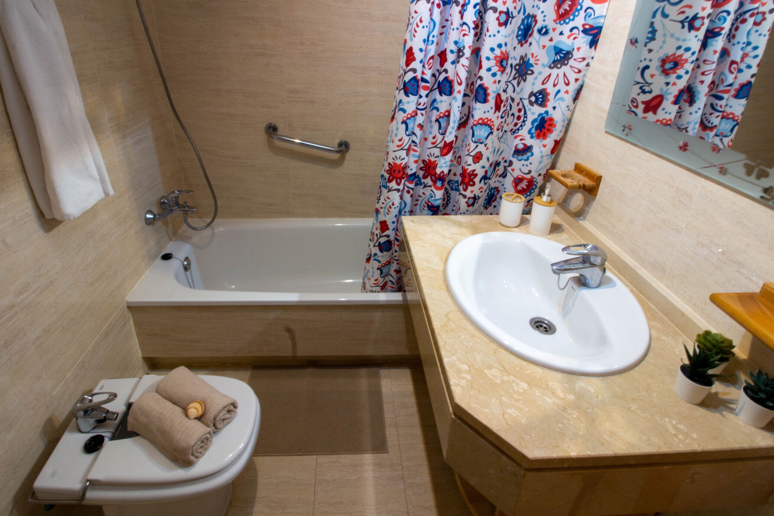 Ein Badezimmer mit Badewanne, Toilette und Waschbecken.