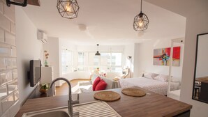 Une cuisine moderne avec un évier, un plan de travail en bois et des luminaires suspendus.