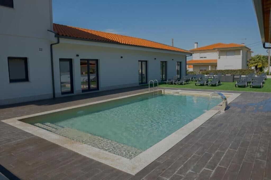 Una piscina al aire libre de temporada