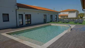 Una piscina al aire libre de temporada