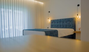 Escritorio, espacio para trabajar con laptop y cortinas blackout 