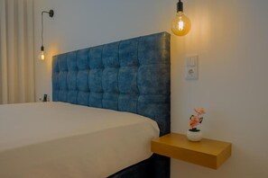 Desk, laptop workspace, blackout curtains, soundproofing - Coração de Viana AL  (VIANA DO CASTELO)